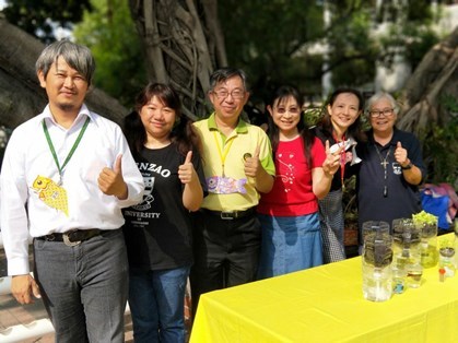 新聞圖說2:參與文藻外大通識教育「綠意綠食開心自造家-綠色生活與生命實踐課程」五位教師,分別為謝東利、黃德芳、蔡介裕、宮芳辰及邱怡靜合影(圖左起)。