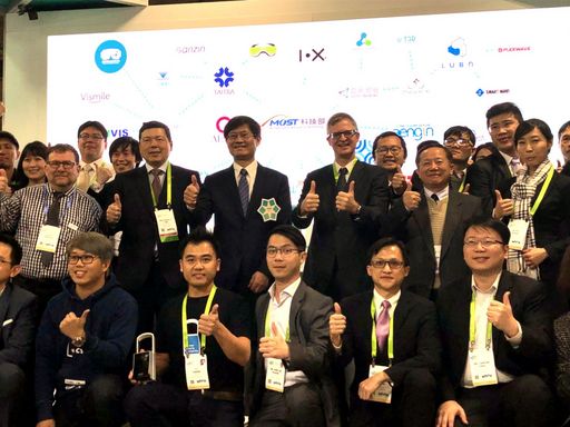 TAIWAN TECH STAR 臺灣新創館開幕式,外貿協會秘書長葉明水(後排左二)、科技部次長許有進(後排左三)與貴賓合影。