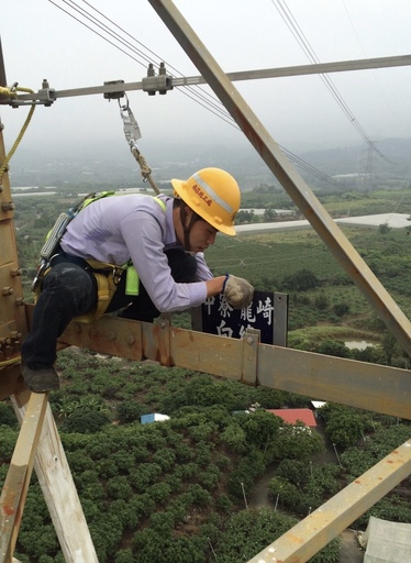 現任職於台電南區施工處的夏少傑,是105年考取台電新進僱員「輸電線路維護」的生力軍,主要負責輸電鐵塔的設備裝設及維護相關工作。