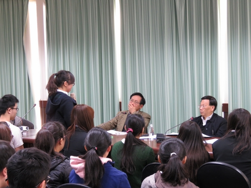 蔡進發校長(前排右)與陳英輝院長(前排中)與應試者陳品同學(站立者)面試 。