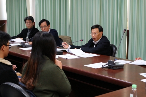 亞大蔡進發校長(右)、國際學院陳英輝院長(中)、創設院陸定邦院長(左)面試前往海外名校研修的同學。