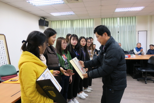 中華醫大曾信超校長頒發陸生研修證書