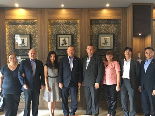 俞大使夫婦(左三及左四)餞宴巴國駐臺大使館新任參事Carlos Pintos夫婦(左一及左二)及新任駐臺武官AtanasioBogado上校夫婦(右三及右四)。