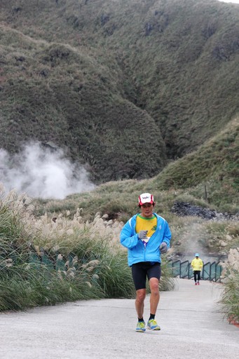 四年首見陽光現身,跑者享受風光明媚的火山賽道。
