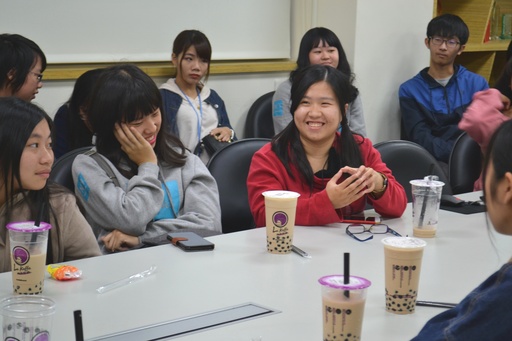 屏東科技大學國際財經金融學程學生與六角國際企業同仁互動