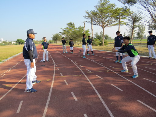 中信金融管理學院棒球隊曾智偵教練(左一),每日親自帶棒球練基本功,並充分掌握每位球員狀況,以提供量身打造的訓練方式