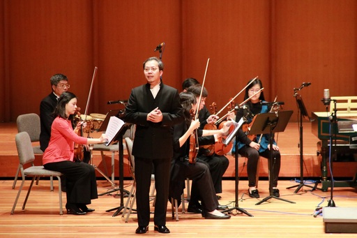 中信金融管理學院中信樂團本次音樂會表演在獲奧地利政府「藝術成就獎」、同時為布達佩斯節慶管絃樂團唯一的亞洲籍指揮呂景教授(站立致詞者)的指揮下,以韋瓦第協奏曲「四季」揭開序幕
