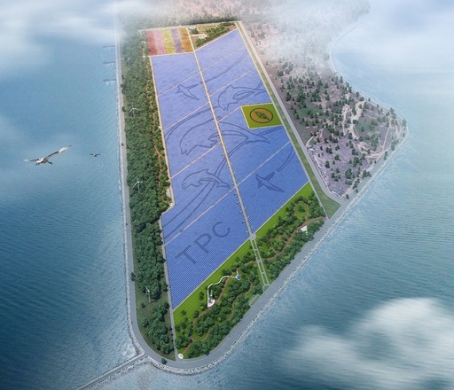 台電彰濱太陽光電工程以超過30片的太陽能板打造全國最大光電場，並結合國內廠商推動政府再生能源產業鏈國產化，太陽能板也將善用在白海豚及小燕鷗生態意象