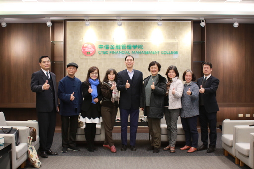 中信金融管理學院施光訓校長偕同校內師長親自接待台灣頂尖高校校長參訪中信金融管理學院(左起:中金院蔡文榮主任、成功高中游經祥校長、師大附中王淑麗校長、中山女中吳麗卿校長、中金院施光訓校長、北一女楊世瑞校長、北一女蔡愉玲主任、成功高中劉晶晶主任、中金院鄭欽哲教務長)