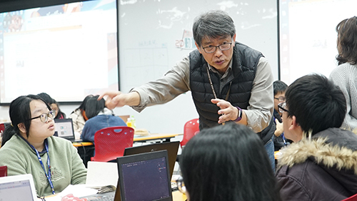 陳世昌老師講解「對決」主題,指導小組動畫創作