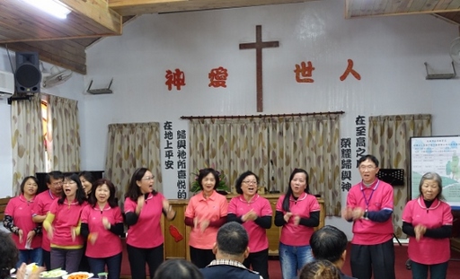 家庭教育中心志工精心准备,以民歌演唱方式进行歌词具陪伴意涵的快闪活动。