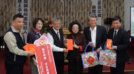 范巽绿局长、高雄市校长协会理事长杨光明校长、高雄市各级学校家长协会谢坤良理事长致赠院方物资及红包,提前祝贺院生新年快乐。
