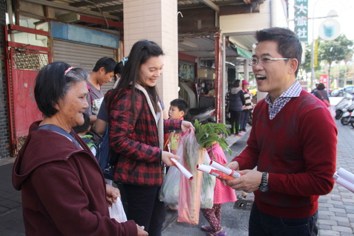 黄健庭县长伉俪市区中央市场发春联与电子数位红包 乡亲有感县府团队8年来努力打拼