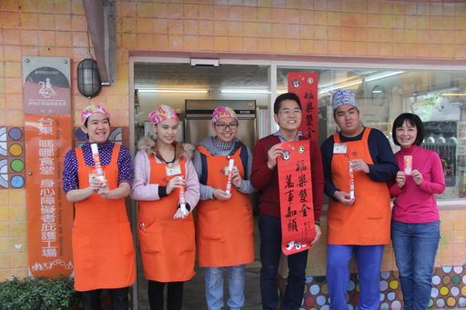 黄健庭县长伉俪市区中央市场发春联与电子数位红包 乡亲有感县府团队8年来努力打拼