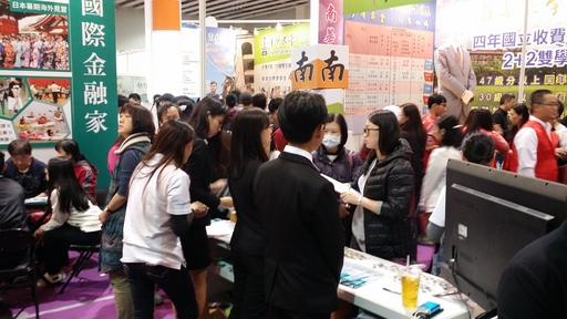 中信金融管理學院成立三年年年滿招、註冊率達100%,日前更榮登2018企業最看好年輕潛力大學排行第一名,不少家長及學子特地前來中金院攤位詢問更多升學資訊