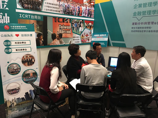 除了系所課程及獎助學金申請資訊外,更多家長及學子關心未來畢業後的就業安排。中信金融管理學院為提升學子接軌就業市場的能力,規劃及安排各類實習機會,提供學生於大三暑假期間實習體驗;此外,與中國信託產學合作,保障績優生畢業即就業