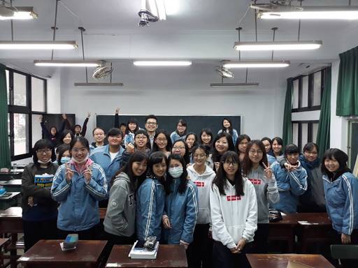 中國信託商業銀行中台南分行協理陳科妏(右六)開心與臺南女中學生合影