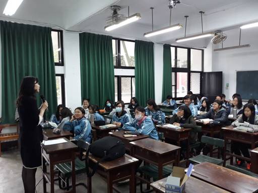 中信金融管理學院與臺南女中合開「智慧金融與財富管理」課程,邀請中國信託商業銀行中台南分行協理陳科妏(左)至臺南女中分享理財小知識
