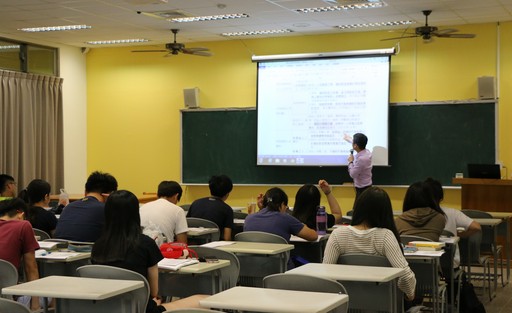 中信金融管理學院學生自製影片分享金融證照考試攻略秘訣外,中金院也在校內安排證照考試輔導課程