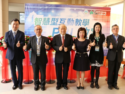 (左起)李天祥副校長、蘇炎坤校長、李正合創辦人、楊玉惠司長、陳文莉教授、黃國賢副校長為智慧環控PBL教室剪綵