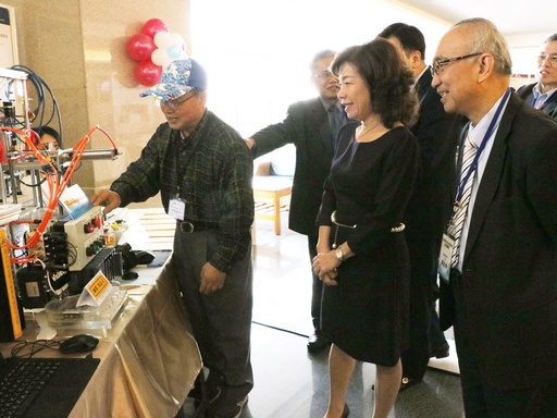 機能所博班學生馬敏雄為楊玉惠司長、蘇炎坤校長等人導覽作品