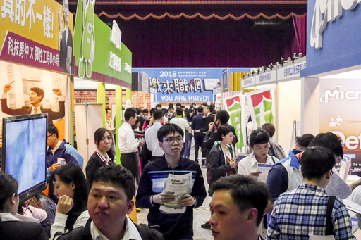 逢甲大學3月13日至14日舉辦校園徵才博覽會,共計103家廠商、124個攤位,提供逾上萬職缺。(照片/逢甲大學提供)