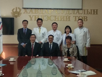近期率領蒙古國立癌症中心團隊成功完成蒙古首起活體肝臟移植手術之該中心主任CHINBUREN J.(畫面正中央者)與中華民國駐蒙古代表黃國榮及駐處同仁於會晤後合影。