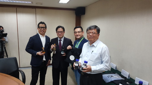 經濟部中小企業處吳明機處長(左2)、歐萊德葛望平董事長(左1)、環拓科技吳俊耀總經理(右1)、光宇材料李隆晉董事長(右2)展示暢銷國內外市場具循環經濟內涵的綠色商品。