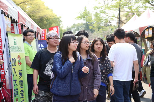南華大學舉辦就業覽會提供1258職缺,吸引許多學生踴躍參與,除了瞭解產業趨勢藉此機會求職面試。