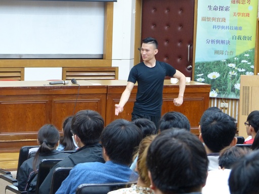 朱柏澄老師現場示範京劇動作
