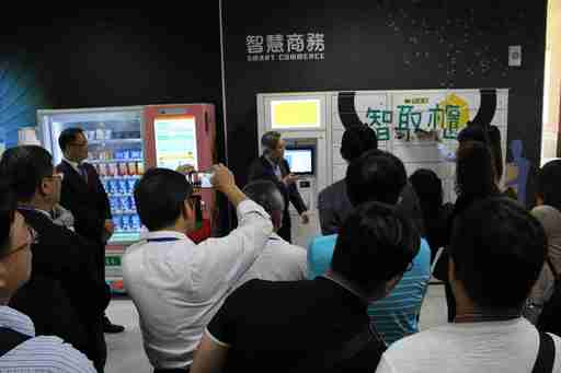 智慧零售實作教學中心場域負責人行銷系助理教授歐宗殷解說智慧購物的消費體驗