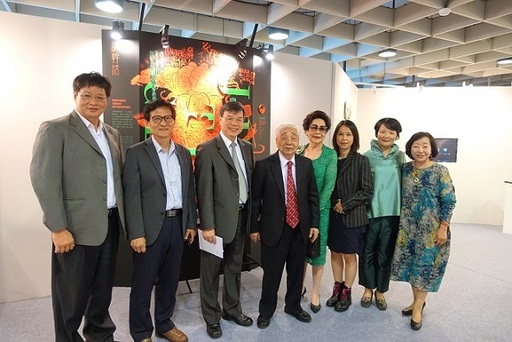 圖說一:創辦人嚴超伉儷與參觀主管在作品前合影(左起陳武雄主秘、王昭雄副校長、陳清燿校長、創辦人嚴超伉儷、邱惠琳主任、陳月英老師、郭美麗秘書)
