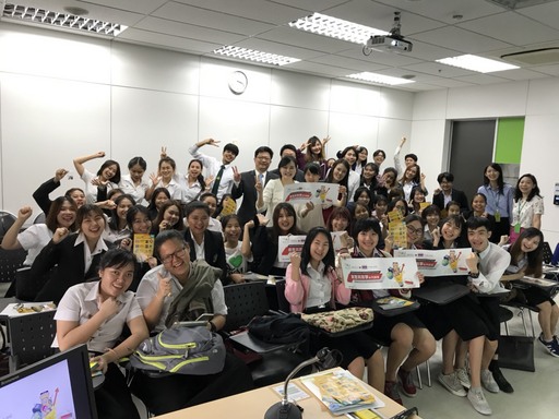 聖約翰科技大學時尚經營管理系陳世晉主任及數位文藝系陳奕璇主任配合國立空中大學開設「Open Mind ! 跨域新媒介與創意公關」線上課程,前往泰國正大管理學院及易三倉大學宣傳推廣時,學生反應熱烈,踴躍積極上網註冊會員