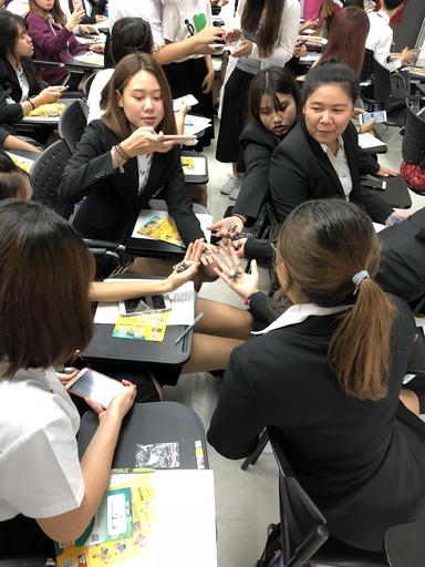 泰國同學非常喜愛聖約翰科大的文創小贈品,熱烈索取並與小贈品拍照