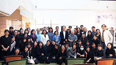 臺藝大視傳系畢業展「新鮮直送」開幕式大合照。(【新鮮直送】國立臺灣藝術大學107級視傳系畢業展臉書粉絲專頁提供)
