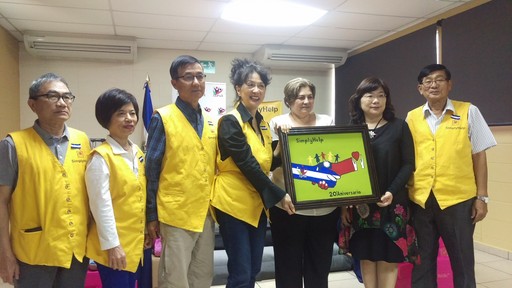 託芭副總統夫人代表薩國人民頒贈「幫幫忙基金會」感謝狀,以及該局受刑青年繪製臺薩合作畫作,共同歡慶該基金會20週年慶。