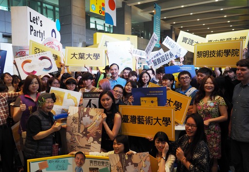 朱市長與畢業祭學生們大合影