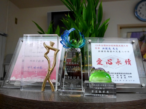 (107年台中市績優社會工作人員表揚【傳承與使命】終身成就獎獎盃)