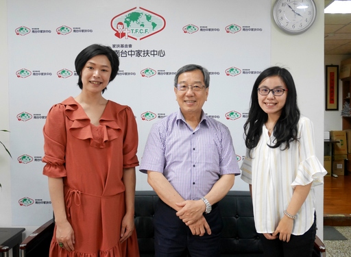 洪健胤主任與本基金會同仁合影