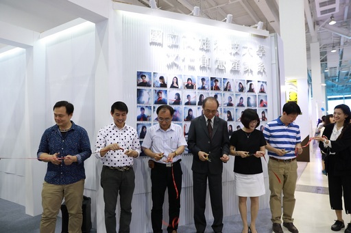 高科大文創系16日再赴放視大賞展出現場開幕剪綵(左二依序為翟治平主任、人文社會學院蔡叔翹院長、黃文祥副校長)