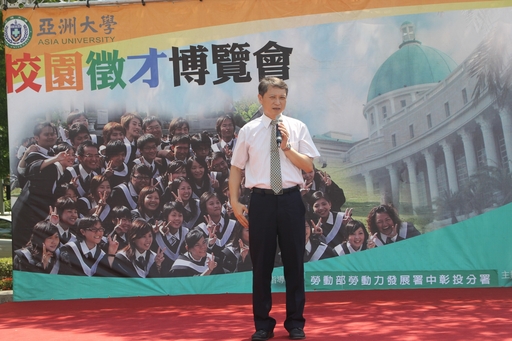 勞動部勞動力發展署中彰投分署長陳瑞嘉勉勵求職者,累積職場工作經驗。