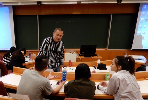 江振誠講座教授與同學討論其自創品牌的內容。