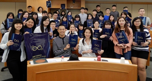 江振誠講座教授(左坐)、休憩系林宜欣主任(右坐)與同學合影。