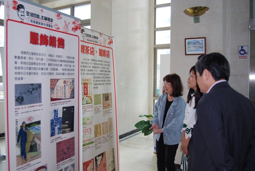 展覽期間越南友校校長及師長蒞臨參訪,由圖書館余巧組長(左一)親自導覽解說