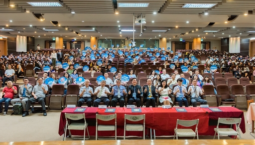 中臺科技大學於107年5月25日辦理百大企業學生職場進路導航博覽會,針對進修部學生推出【雙J計畫】,並配合設置全國技專校院首創之「產學媒合平臺」App,提供廠商線上登入及人才媒合服務,全面關照進修部學生就業就學的雙重需求。