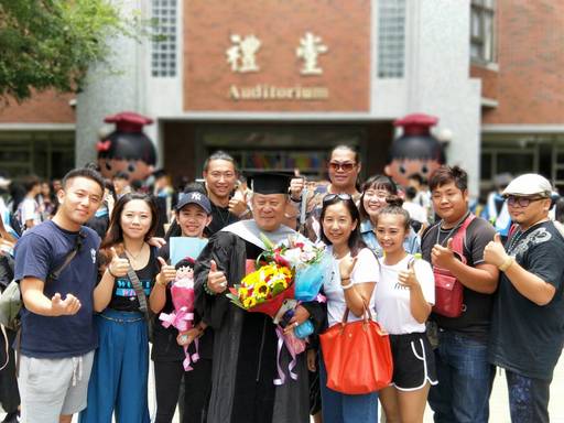 今年自朝陽台灣產業策略發展博士班畢業的九天民俗技藝團團長許振榮(左四)與團員合影
