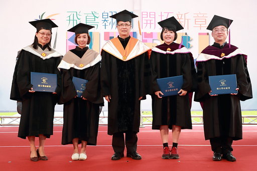 臺北大學校長李承嘉(中)親授博士班畢業生證書