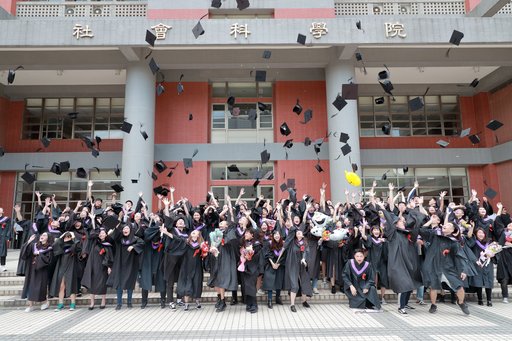 臺北大學學生歡慶畢業