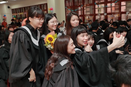 臺北大學畢業生把握機會合影留念
