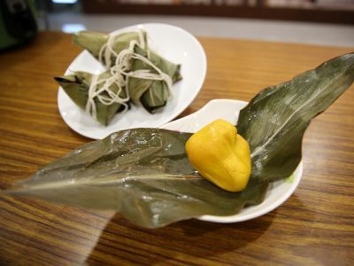 花蓮慈院健康蔬食教室選在端午節前開課,教大家製作月桃纖菇粽。